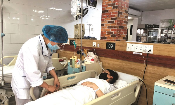 Bệnh nhân đang dùng thuốc chữa động kinh, khi dùng thêm paracetamol liều 2 gam/ngày đã dẫn tới viêm gan. Ảnh: BVCC