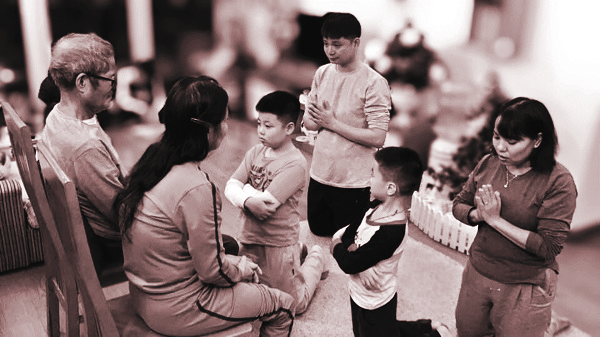 Vợ chồng chị H&ograve;a c&ugrave;ng hai con thể hiện l&ograve;ng t&ocirc;n k&iacute;nh với bố mẹ v&agrave;o dịp Vu lan (khi bố mẹ c&ograve;n khỏe mạnh)