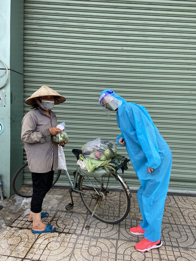 Phần thực phẩm được trao đến từng người dân khó khăn