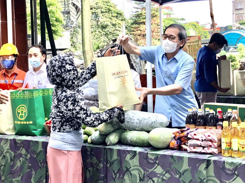 'Gian hàng 0 đồng' nhằm giúp đỡ những người có hoàn cảnh khó khăn, người ngoại tỉnh đang ở trọ trên địa bàn phường Ngọc Hà và phường Đội Cấn (quận Ba Đình, TP Hà Nội).