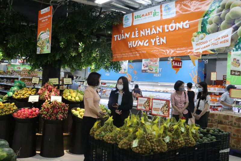 Với chất lượng tốt, quả to, cùi dày, thơm ngọt, nhiều người tiêu dùng Thủ đô đã tin dùng trái cây đặc sản nhãn lồng