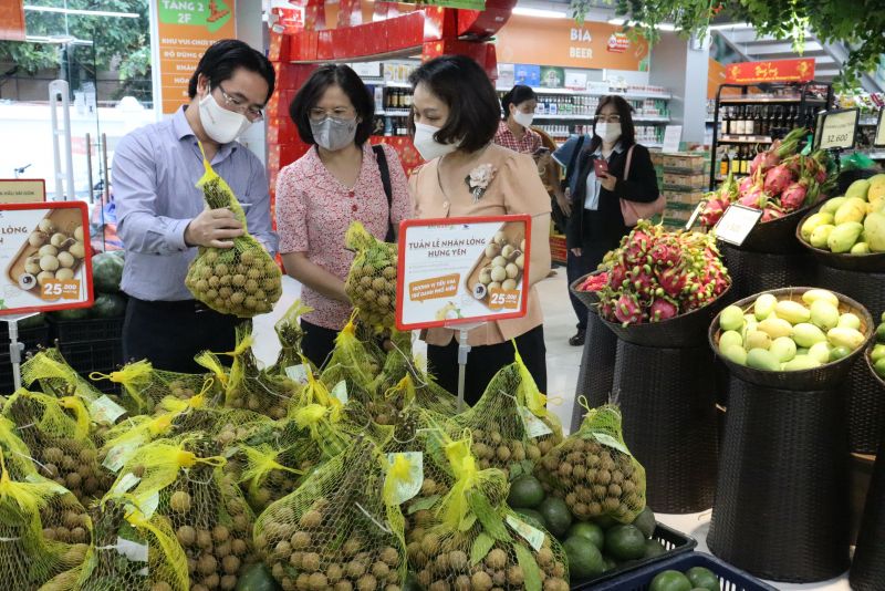 Các đồng chí lãnh đạo Hội LHPN Hà Nội và công ty TNHH bán lẻ BRG kiểm tra thông tin sản phẩm nhãn lồng Hưng Yên thông qua mã QR trên nhãn mác