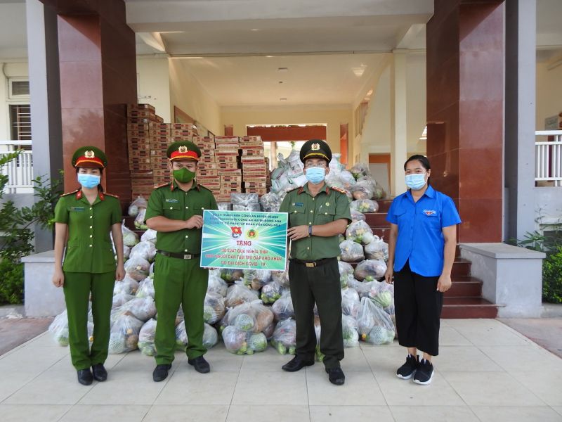 Các cán bộ chiến sĩ Đoàn Thanh niên Công an huyện Đông Anh và Đoàn Thanh niên Công an huyện Mê Linh tặng quà cho người dân ngoại tỉnh đang tạm trú tại xã Kim Chung, huyện Đông Anh Các cán bộ chiến sĩ Đoàn Thanh niên Công an huyện Đông Anh và Đoàn Thanh niên Công an huyện Mê Linh tặng quà cho người dân ngoại tỉnh đang tạm trú tại xã Kim Chung, huyện Đông Anh
