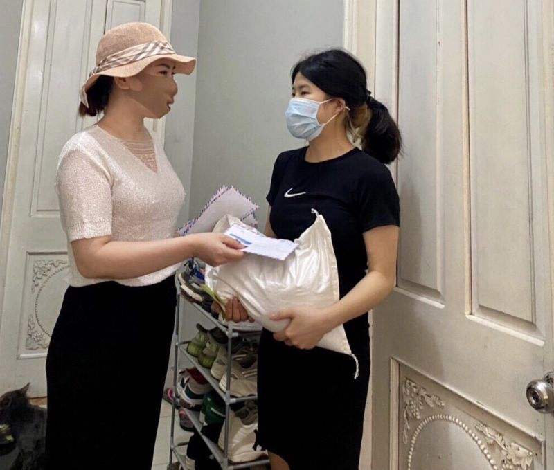 Chị Phạm Thị Thanh - chủ nhà ở phường Xuân Đỉnh, quận Bắc Từ Liêm tặng quà hỗ trợ người thuê nhà vượt qua khó khăn