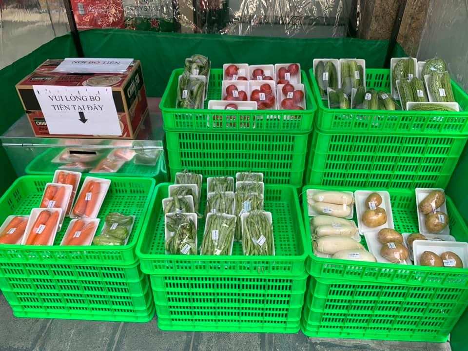 Người dân đến đây mua hàng xong có thể tự để tiền vào trong hộp Người dân đến đây mua hàng xong có thể tự để tiền vào trong hộp