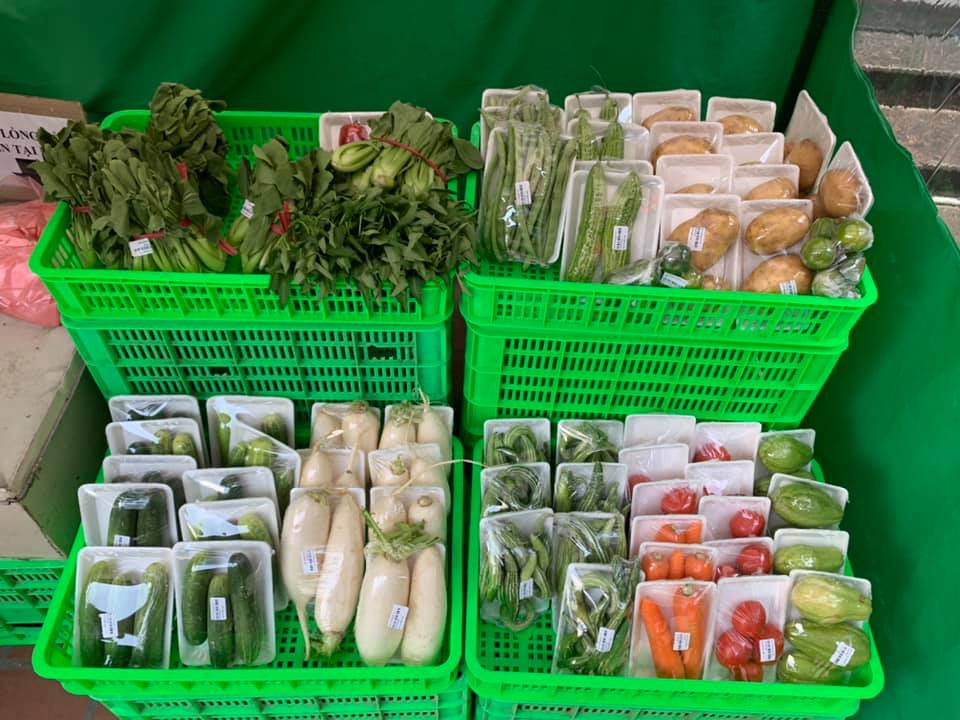 Những giỏ hàng được xếp ngay ngắn để người dân lựa chọn Những giỏ hàng được xếp ngay ngắn để người dân lựa chọn