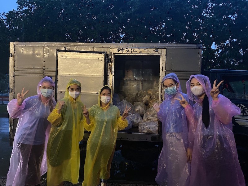 Bếp ăn luôn nhận được sự đồng hành của nhiều người đẹp