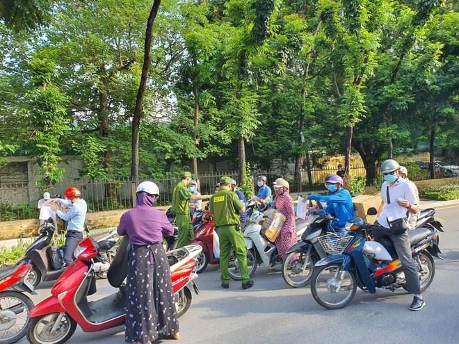 Tổ công tác đặc biệt kiểm soát người và phương tiện đi lại trong thành phố