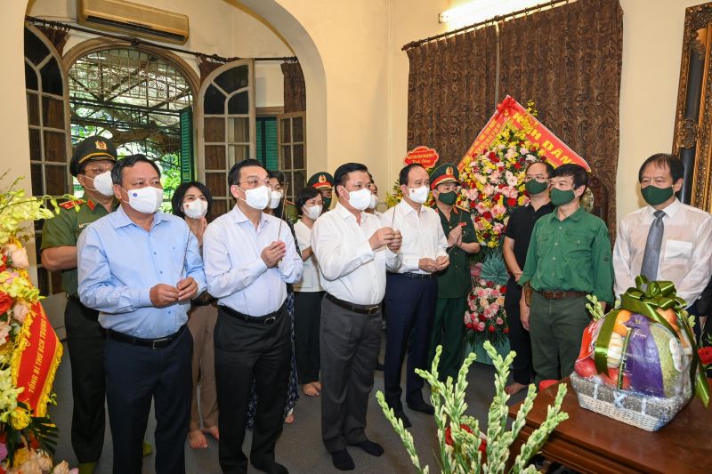 Các đồng chí Lãnh đạo thành phố dang hương tưởng nhớ Đại tướng Võ Nguyên Giáp