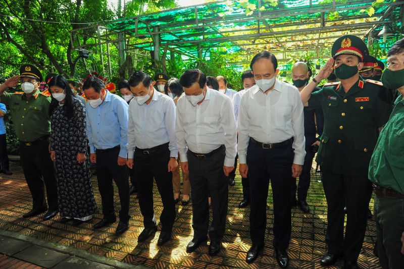 Đồng chí Đinh Tiến Dũng - Ủy viên Bộ Chính trị, Bí thư Thành ủy Hà Nội cùng các đồng chí lãnh đạo Thành ủy - UBND- HĐND Thành phố thành kính tưởng nhớ vị anh Cả của Quân đội Nhân dân Việt Nam.