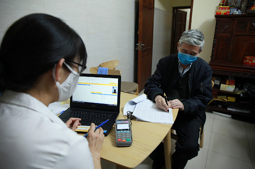 Người dân Hà Nội nhận lương hưu tại nhà Người dân Hà Nội nhận lương hưu tại nhà