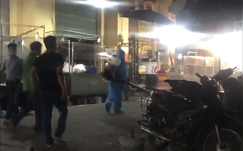 Trung tâm Y tế quận Hà Đông phun khử khuẩn Khu B chợ Hà Đông.