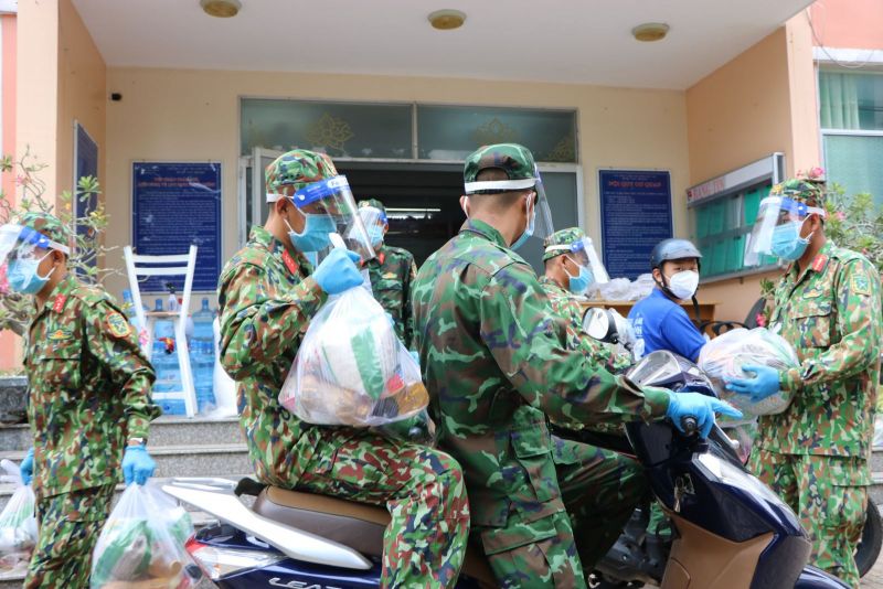 Hàng hóa được tập kết về một điểm, sau đó lực lượng quân đội đi giao tận nơi cho người dân yên tâm ở nhà chống dịch.