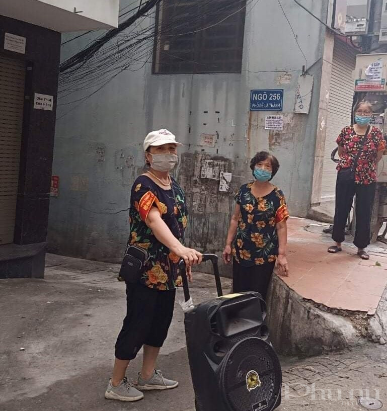 Các bà, các cô phụ nữ quận Đống Đa kéo loa đi tuyên truyền phòng chống dịch bệnh tại các  ngõ phố Các bà, các cô phụ nữ quận Đống Đa kéo loa đi tuyên truyền phòng chống dịch bệnh tại các  ngõ phố