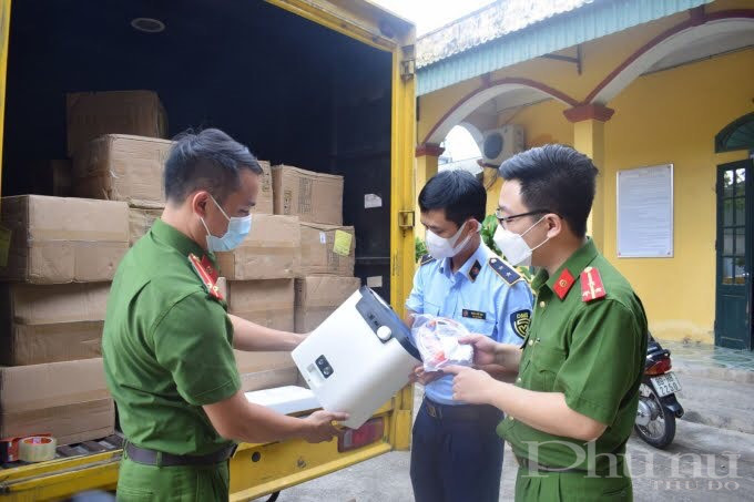 Lực lượng chức năng kiểm tra lô hàng