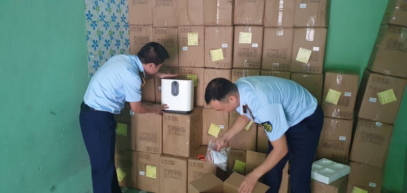 Lực lượng chức năng kiểm tra lô hàng