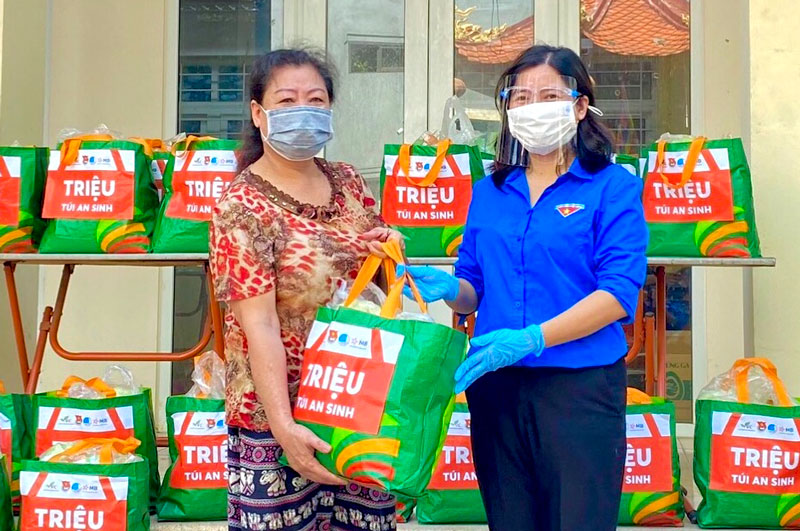 Trao tặng “Túi quà an sinh” tới người dân có hoàn cảnh khó khăn tại quận Ba Đình (Hà Nội) Trao tặng “Túi quà an sinh” tới người dân có hoàn cảnh khó khăn tại quận Ba Đình (Hà Nội)