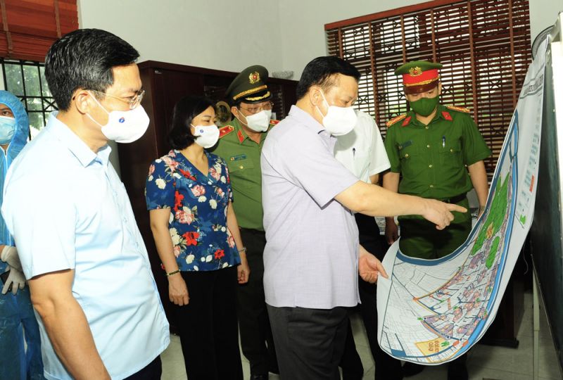 Bí thư Thành ủy Hà Nội Đinh Tiến Dũng, Phó Bí thư Thường trực Thành ủy Nguyễn Thị Tuyến kiểm tra công tác phòng, chống dịch Covid-19 tại Sở Chỉ huy tiền phương vùng cách ly thôn Thọ Am, xã Liên Ninh (huyện Thanh Trì).