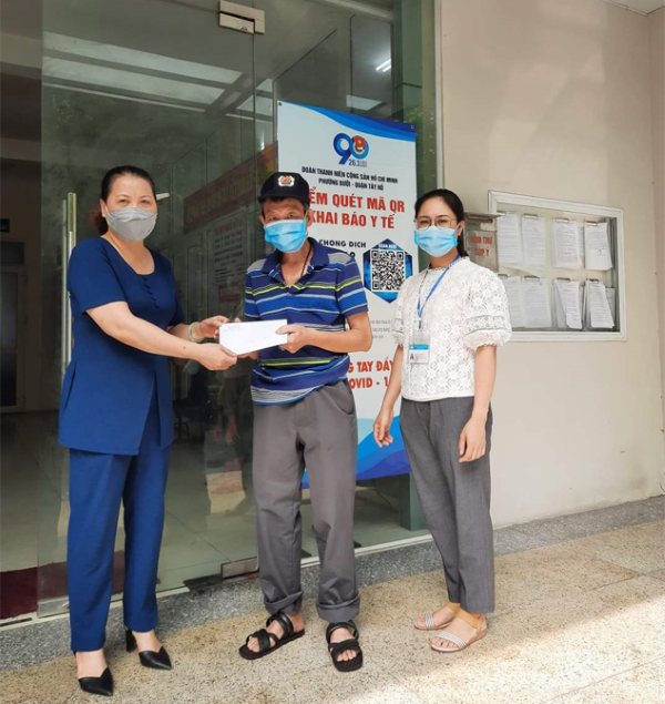 Phó Chủ tịch UBND phường Bưởi (quận Tây Hồ) Trần Kim Phượng trao hỗ trợ cho người có công, đối tượng bảo trợ xã hội, hộ cận nghèo.