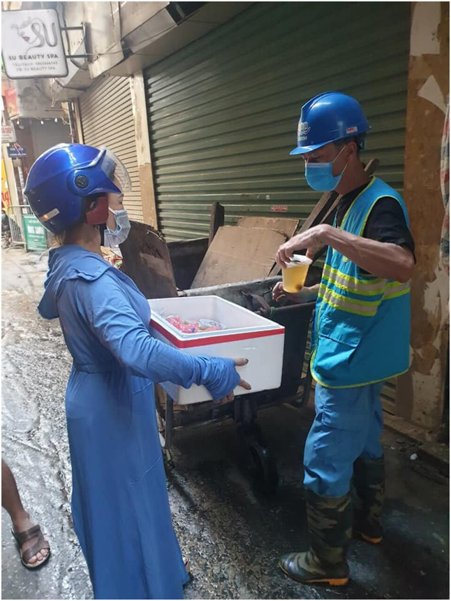 Không để ai bị bỏ lại phía sau - đó là tinh thần chung của các cấp Hội LHPN lúc này. Trong ảnh: Cán bộ phụ nữ quận Nam Từ Liêm hỗ trợ nước mát cho công nhân vệ sinh môi trường trong những ngày nắng nóng