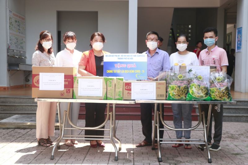 Đồng chí Nguyễn Thị Thu Thủy, Phó Chủ tịch Thường trực Hội LHPN Hà Nội, Phó Chủ tịch Thường trực Hội Hữu nghị Việt Nam - Campuchia thành phố Hà Nội thay mặt hai tổ chức Hội tặng quà mang hương vị Hà Nội động viên các lưu học sinh Campuchia an tâm học tập.