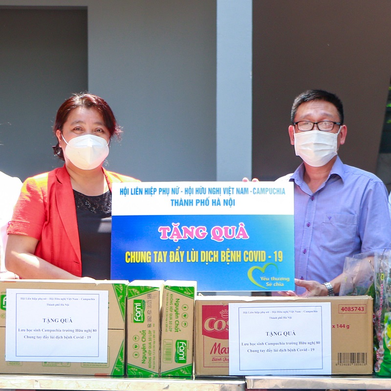 Đồng chí Nguyễn Tiến Dũng, Phó Hiệu trưởng trường Hữu nghị 80 trân trọng đón nhận tình cảm từ Hội LHPN Hà Nội và Hội Hữu nghị Việt Nam-Campuchia thành phố Hà Nội dành cho các lưu học sinh Campuchia