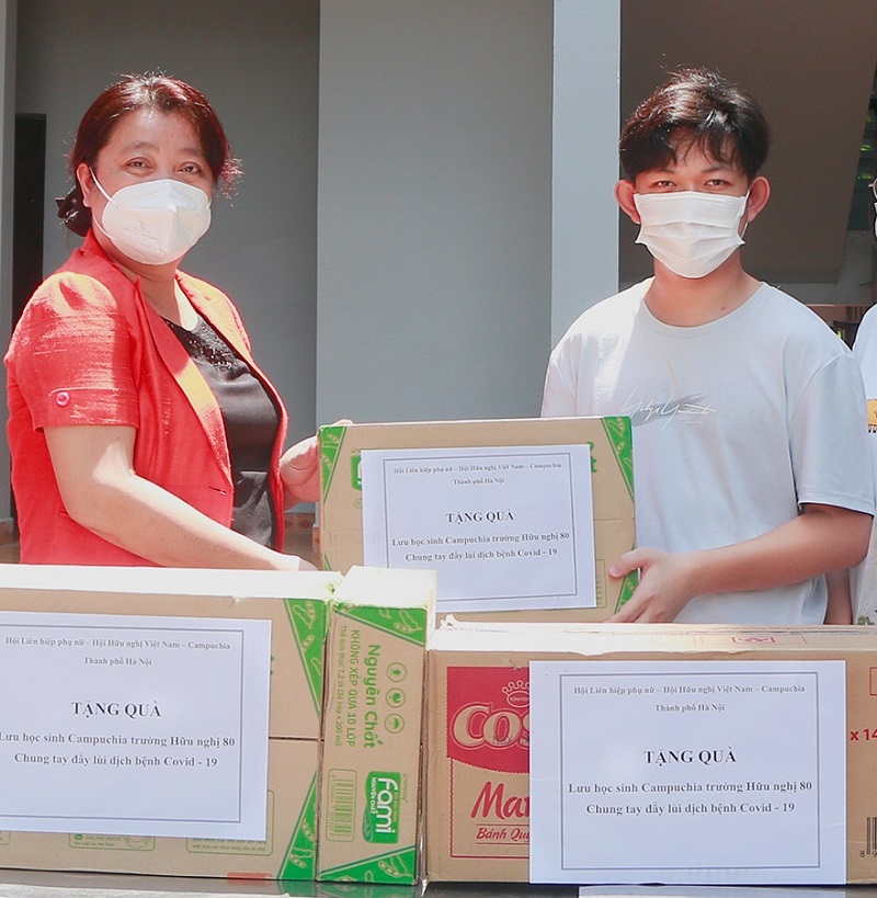 Những món quà mang theo tình cảm, sự chăm lo của tổ chức Hội LHPN Hà Nội, Hội Hữu nghị Việt Nam Campuchia, động viên các lưu học sinh Campuchia an tâm học tốt