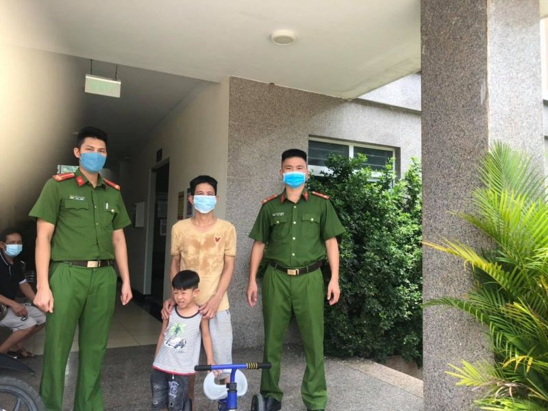 Cháu bé đi lạc đã tìm được gia đình Cháu bé đi lạc đã tìm được gia đình