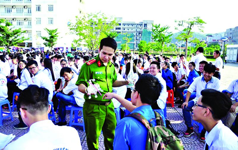 Giáo dục, tuyên truyền và phổ biến pháp luật cho thanh, thiếu niên là nhiệm vụ của cả gia đình và xã hội	(ảnh minh họa)