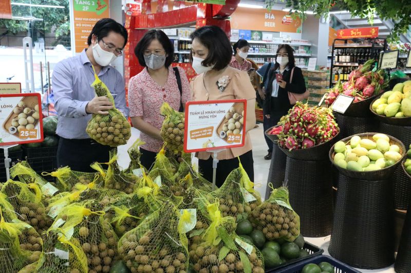 Đồng chí Phạm Thị Thanh Hương – Phó Chủ tịch Hội LHPN Hà Nội và lãnh đạo công ty TNHH bán lẻ BRG tại quầy trưng bày, giới thiệu nhãn lồng Hưng Yên Đồng chí Phạm Thị Thanh Hương – Phó Chủ tịch Hội LHPN Hà Nội và lãnh đạo công ty TNHH bán lẻ BRG tại quầy trưng bày, giới thiệu nhãn lồng Hưng Yên