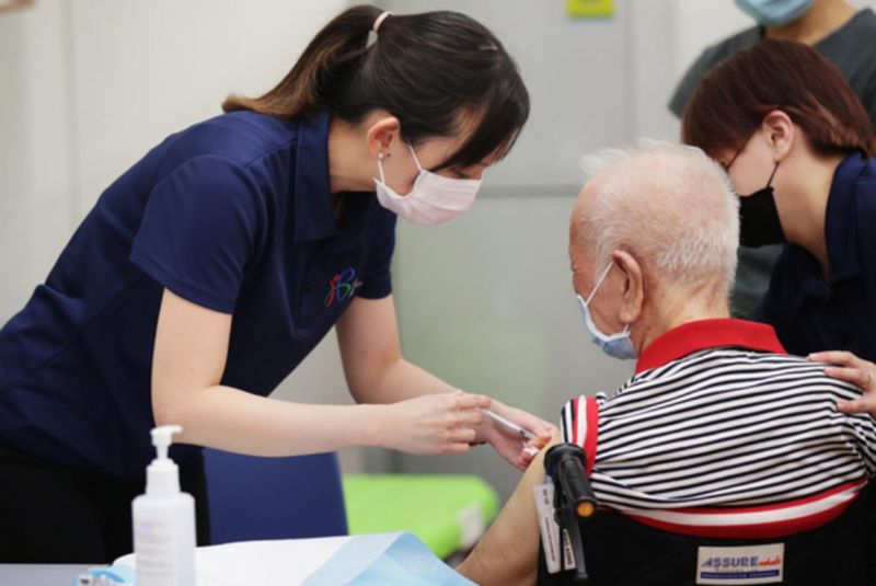 Singapore là một trong những nước đứng đầu thế giới về tỷ lệ tiêm chủng với 78% dân số được tiêm vắc-xin.