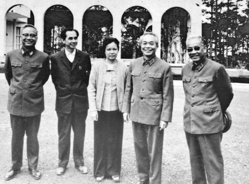 Đại tướng Võ Nguyên Giáp cùng phu nhân chụp với tư lệnh Vũ Lăng cùng cán bộ tại Học viện Đà Lạt