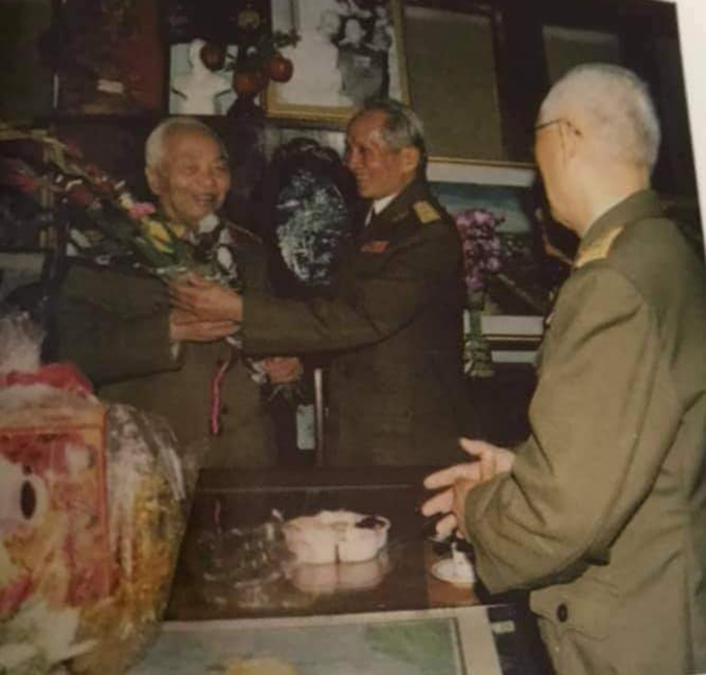 Tư lệnh Nguyễn Quốc Thước chúc mừng sinh nhật Đại tướng Võ Nguyên Giáp