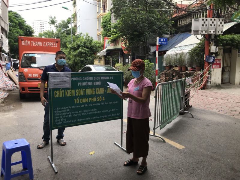 B&agrave; Phạm Thị Ho&aacute;n - Chi hội trưởng Chi hội Phụ nữ số 4 (Hội LHPN phường Bưởi, quận T&acirc;y Hồ) l&agrave;m nhiệm vụ tại chốt trực &ldquo;V&ugrave;ng xanh&rdquo; tr&ecirc;n địa b&agrave;n.