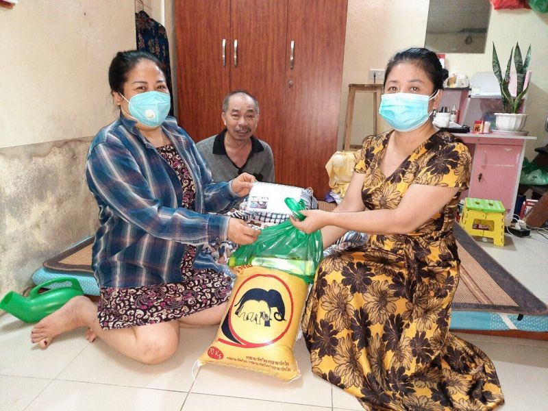 Đại diện Hội LHPN phường Vĩnh Hưng tặng quà cho gia đình chị Hà anh Phu