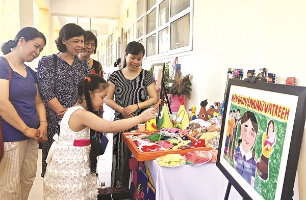 Cả xã hội cần chung tay giảm thiểu bất bình đẳng giới, nhất là phân biệt đối xử đối với phụ nữ và trẻ em gái (Ảnh: Quỳnh Anh) Cả xã hội cần chung tay giảm thiểu bất bình đẳng giới, nhất là phân biệt đối xử đối với phụ nữ và trẻ em gái (Ảnh: Quỳnh Anh)