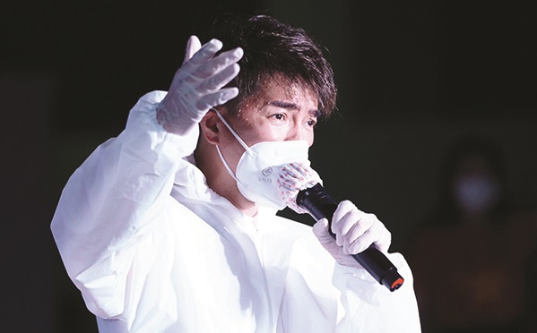 Đàm Vĩnh Hưng hát tại bệnh viện dã chiến. Ảnh: BTC