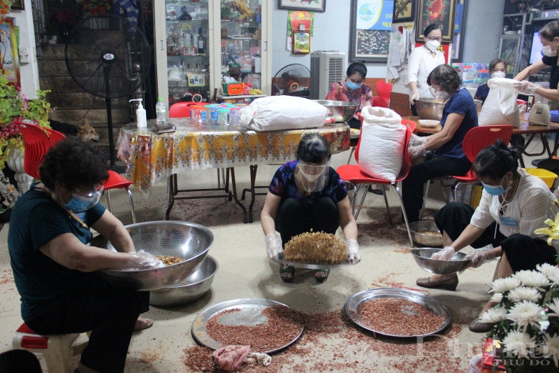 Mỗi người một công đoạn, ai nấy đều phấn khởi vì góp được một phần công sức vào hỗ trợ chị em phụ nữ khó khăn vượt qua  mùa dịch.