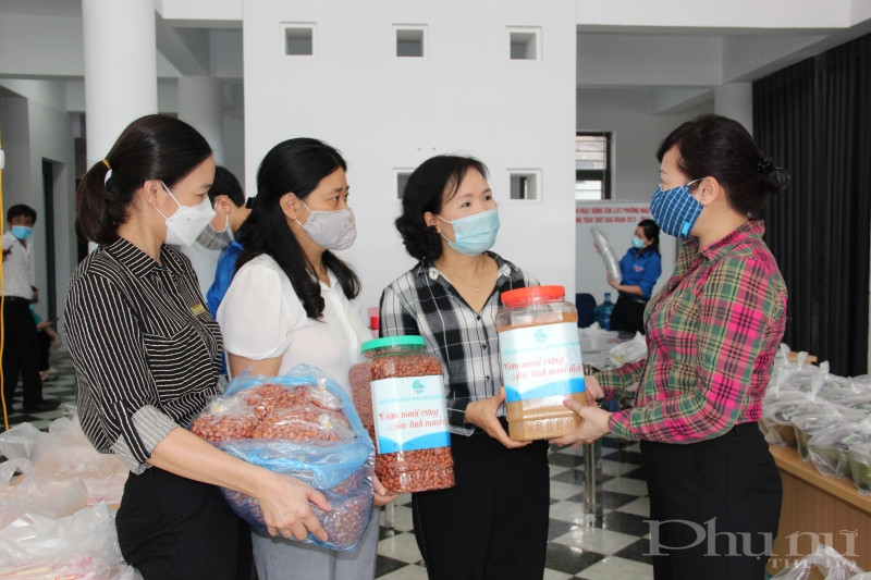 Đại diện lãnh đạo Hội LHPN quận Tây Hồ tặng những hộp muối vừng và lạc rang muối vừng cho 