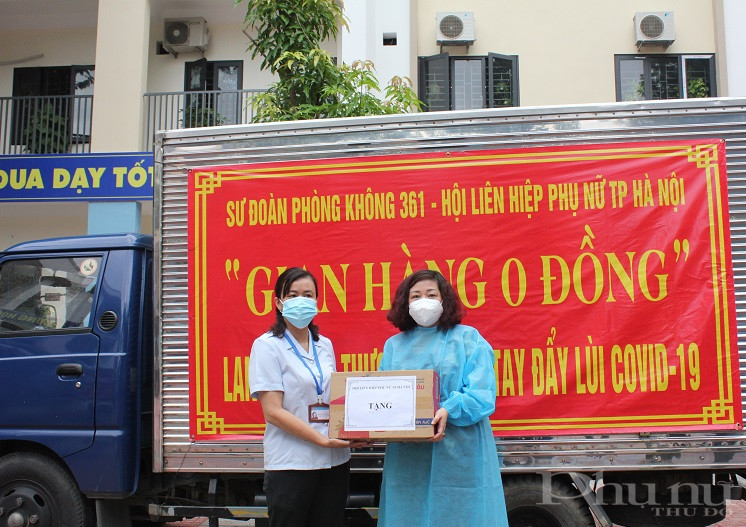 Mặc sáng ngày 26/8, trời có mưa nhưng đoàn công tác cũng có mặt tại địa điểm trường Tiểu học Lý Thường Kiệt là nơi tập kết các phần quà và trao quà đại diện cho lãnh đạo UBND phường để từ đó  chuyển  quà quà tới các gia đình khó khăn.