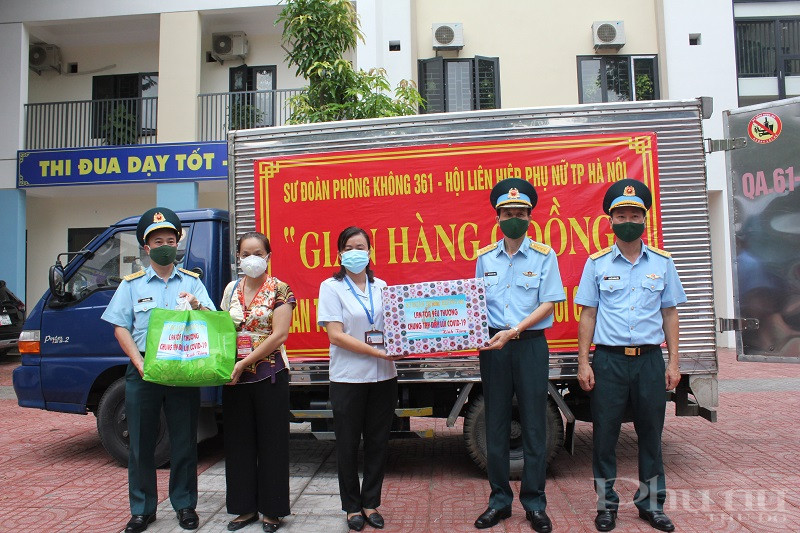 Chính vì vậy để đảm bảo phòng chống dịch, sau buổi tiếp nhận, phường Văn Miếu sẽ phân công lực lượng chuyển toàn bộ số quà  các hộ gia đình khó khăn trên địa bàn phường