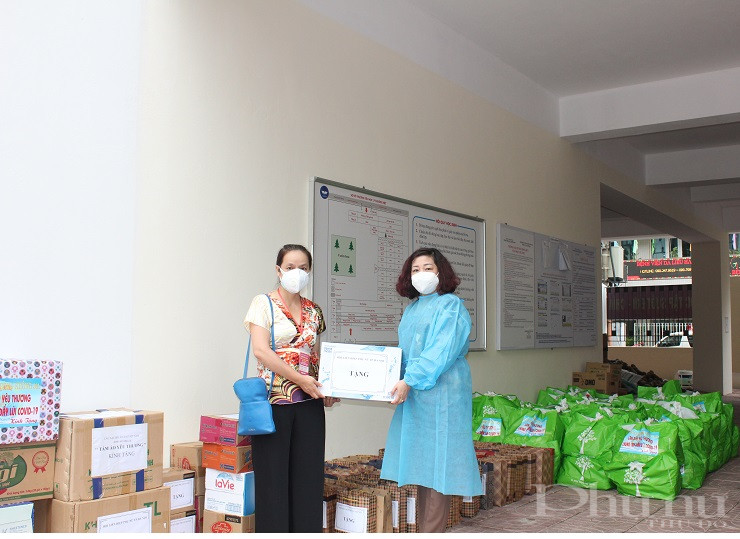 Các phần quà được Đoàn công tác chuyển tới đại diện lãnh đạo UBND phường, lãnh đạo Hội LHPN quận