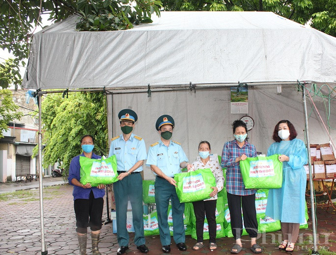 Đại diện một số hộ gia đình có hoàn cảnh khó khăn cũng có mặt tại chốt trực thôn Phương Nhị để nhận các phần quà do Hội LHPN Hà Nội và Sư đoàn 361  Không quân trao tặng