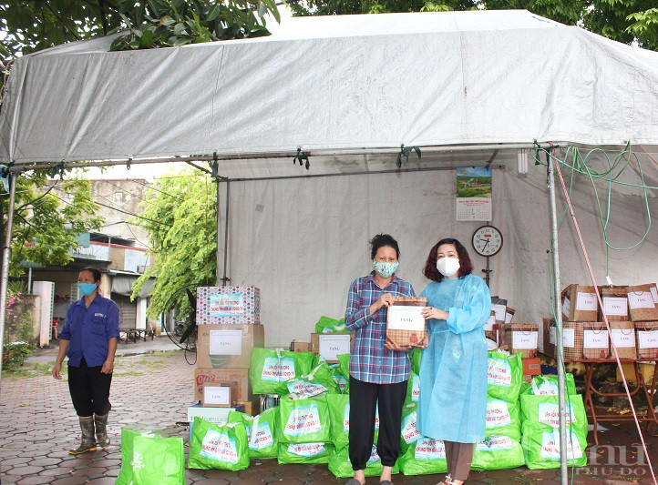 Các hộ gia đình vô cùng xúc động trước sự quan tâm, động viên kịp thời của 2 đơn vị và hứa sẽ quyết tâm thực hiện nghiêm Chỉ thị số 17 CT- UBND Tp về thực hiện giãn cách xã hội và các biện pháp phòng chống theo nguyên tắc 5 K của Bộ y tế