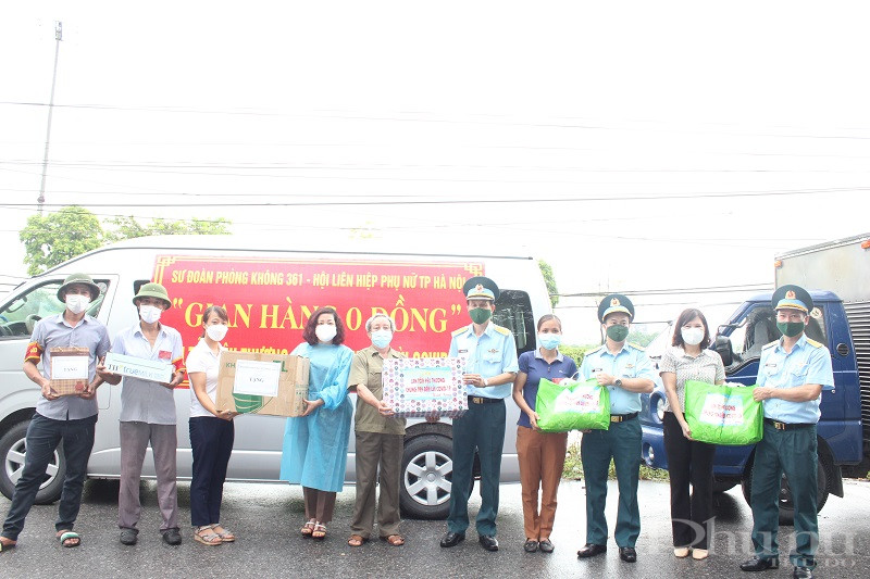 Đoàn công tác gửi tặng các phần quà cho đại diện lãnh đạo Hội LHPN huyện, UBND xã Liên Ninh, chính quyền địa phương tại xã Liên Ninh