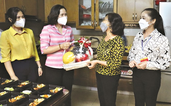 Đồng ch&iacute; L&ecirc; Kim Anh &ndash; Chủ tịch Hội LHPN H&agrave; Nội c&ugrave;ng c&aacute;c đồng ch&iacute; l&atilde;nh đạo UB MTTQ huyện S&oacute;c Sơn v&agrave; Hội PN huyện thăm bếp ăn t&igrave;nh nguyện của gia đ&igrave;nh b&agrave; Ho&agrave;ng Thị Thu H&agrave;