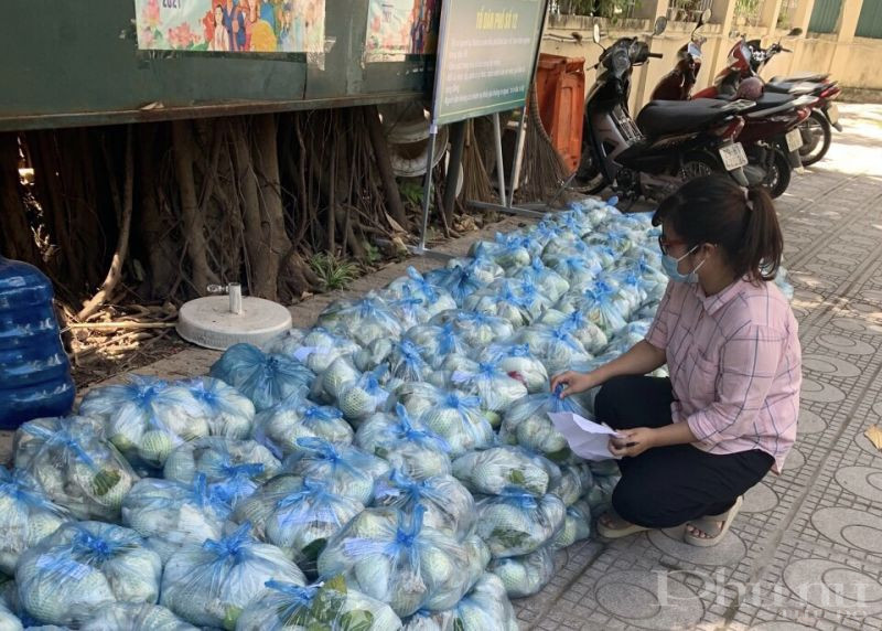 Những sản phẩm rau, củ được phân loại, chia túi trước khi gửi tới người mua.