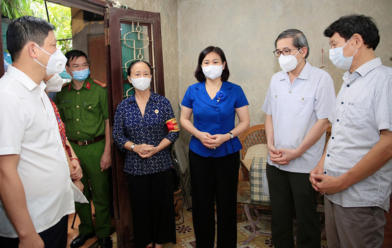 Phó Bí thư Thường trực Thành ủy Nguyễn Thị Tuyến trao đổi, động viên lực lượng ứng trực tại chốt “vùng xanh” trên địa bàn phường Thành Công (quận Ba Đình). Phó Bí thư Thường trực Thành ủy Nguyễn Thị Tuyến trao đổi, động viên lực lượng ứng trực tại chốt “vùng xanh” trên địa bàn phường Thành Công (quận Ba Đình).