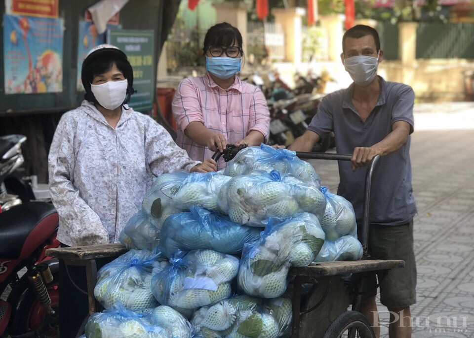 Cán bộ, hội viên phụ nữ Tây Hồ hỗ trợ tiêu thụ nông sản cho nông dân các huyện