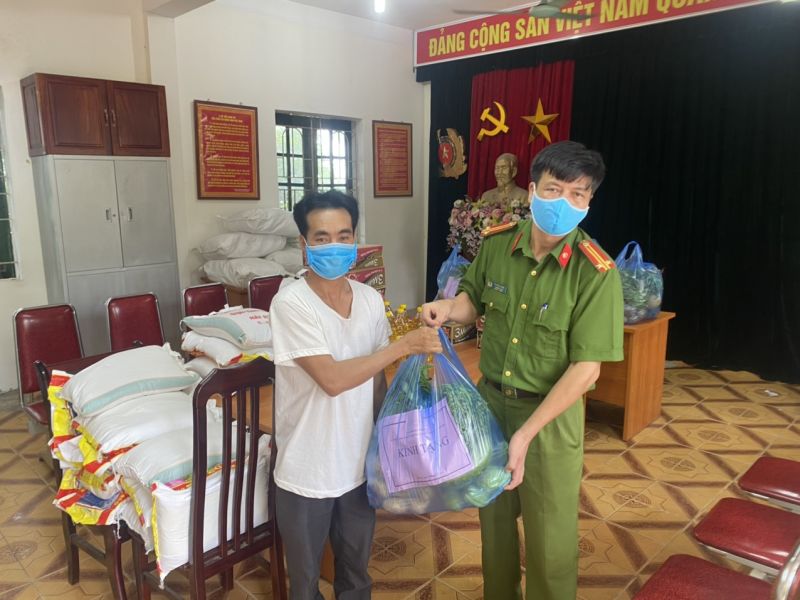 Đại diện các nhóm thợ xây nhận quà tặng